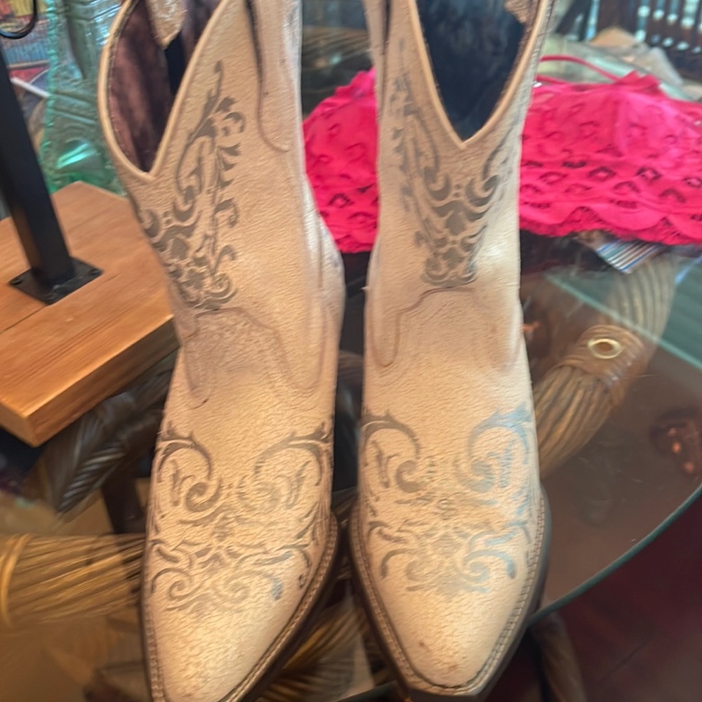 Laredo size 7M boots white and silver preowned in mint condition priced to sell.